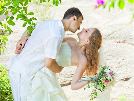 simsearch:400-04907285,k - Bride and groom in a tropical garden Foto de stock - Super Valor sin royalties y Suscripción, Código: 400-05703156