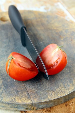 ceramic knife and tomato  on wooden table Fotografie stock - Microstock e Abbonamento, Codice: 400-05703995