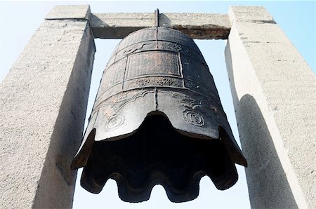 simsearch:400-07165260,k - A huge ancient iron bell Foto de stock - Royalty-Free Super Valor e Assinatura, Número: 400-05714290
