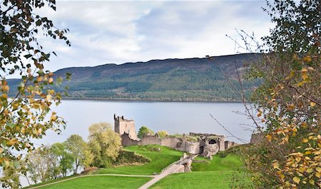 famous scottish landmarks - Urquhart Castle overlooking Loch Ness Photographie de stock - Aubaine LD & Abonnement, Code: 400-05714661