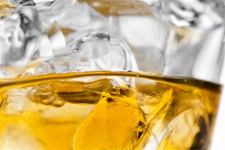 pour of liquor - Whiskey with ice cubes macro Photographie de stock - Aubaine LD & Abonnement, Code: 400-05715905