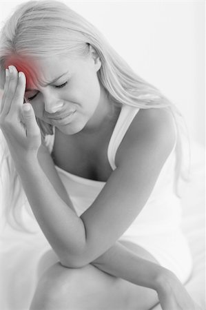 simsearch:400-07485414,k - Portrait of a sick woman sitting on her bed Fotografie stock - Microstock e Abbonamento, Codice: 400-05716351