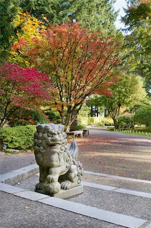 simsearch:400-07515418,k - Shishi Lion Protector Stone Statue in Japanese Garden in Fall Foto de stock - Super Valor sin royalties y Suscripción, Código: 400-05717667