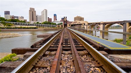 simsearch:400-05247494,k - Railroad Tracks Leading Into the Industrial Part of Saint Paul Minnesota Photographie de stock - Aubaine LD & Abonnement, Code: 400-05717668