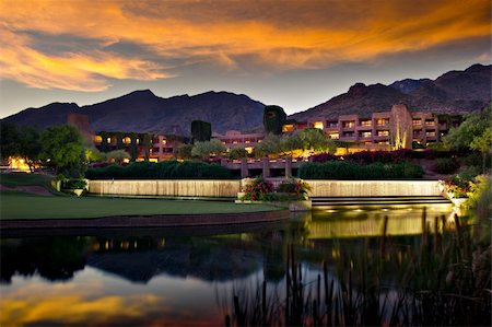 Long exposure of a luxury hotel resort.  A golf course and pond is in the foreground and foothill mountains  in the background. Photographie de stock - Aubaine LD & Abonnement, Code: 400-05717810