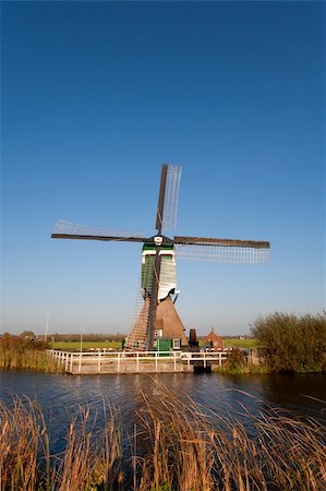simsearch:400-04736931,k - Traditional Dutch windmill in Groot-Ammers, the Netherlands Foto de stock - Super Valor sin royalties y Suscripción, Código: 400-05718776