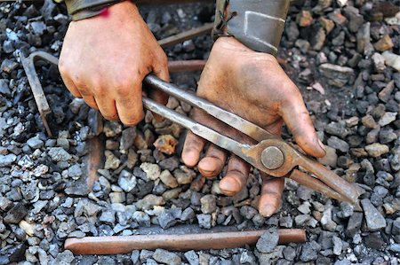smith - Detail of dirty hands holding pliers - blacksmith Photographie de stock - Aubaine LD & Abonnement, Code: 400-05719090