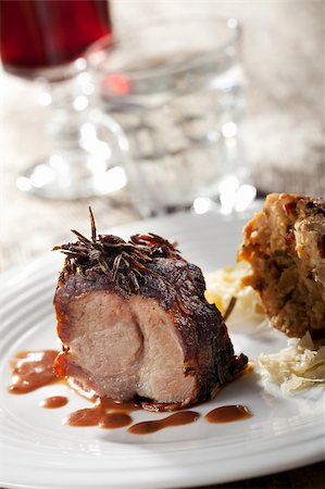 roasted suckling pork meal with rosemary Photographie de stock - Aubaine LD & Abonnement, Code: 400-05719220