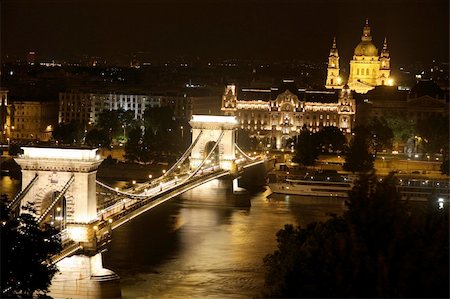 simsearch:400-05386551,k - view of chain bridge in Budapest, Hungary Photographie de stock - Aubaine LD & Abonnement, Code: 400-05719654