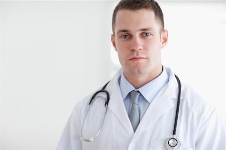 simsearch:400-05710928,k - Confident young doctor Stockbilder - Microstock & Abonnement, Bildnummer: 400-05710387