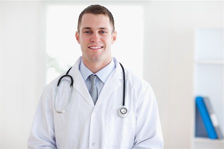 simsearch:400-05710928,k - Smiling young doctor Stockbilder - Microstock & Abonnement, Bildnummer: 400-05710389