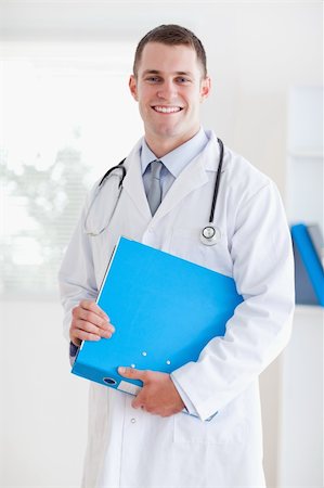 simsearch:400-05710928,k - Smiling young doctor with folder Stockbilder - Microstock & Abonnement, Bildnummer: 400-05710394