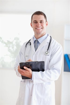 simsearch:400-05710928,k - Smiling doctor with his notes Stockbilder - Microstock & Abonnement, Bildnummer: 400-05710398