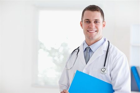 simsearch:400-05710928,k - Close up of smiling doctor with folder Stockbilder - Microstock & Abonnement, Bildnummer: 400-05710392