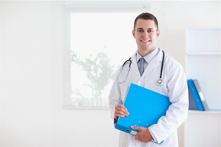 simsearch:400-05710928,k - Smiling doctor with folder Stockbilder - Microstock & Abonnement, Bildnummer: 400-05710393