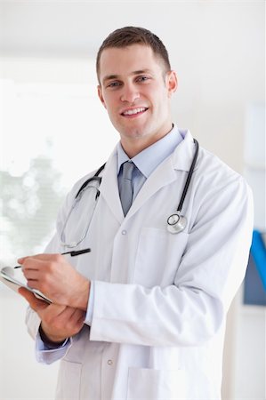 simsearch:400-05710928,k - Close up of smiling doctor ready to take notes Stockbilder - Microstock & Abonnement, Bildnummer: 400-05710408