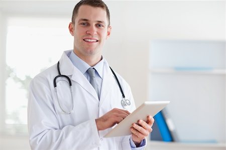 simsearch:400-05710928,k - Smiling doctor with his tablet Stockbilder - Microstock & Abonnement, Bildnummer: 400-05710415