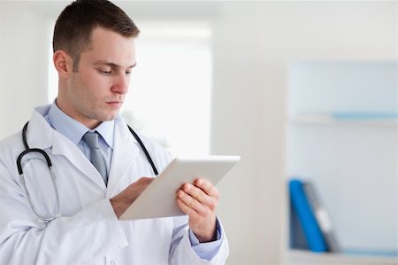 simsearch:400-05710928,k - Concentrated doctor with tablet Stockbilder - Microstock & Abonnement, Bildnummer: 400-05710416