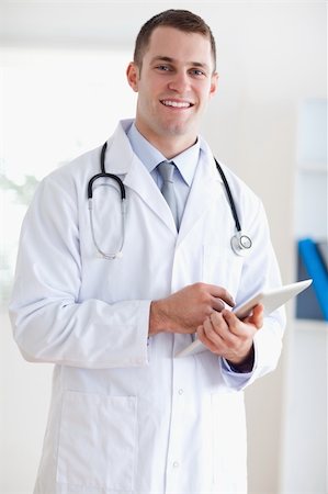 simsearch:400-05710928,k - Close up of smiling young doctor with notes Stockbilder - Microstock & Abonnement, Bildnummer: 400-05710413