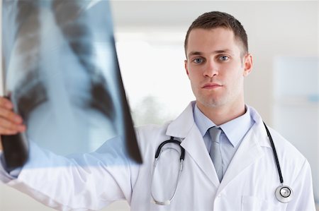 simsearch:400-05710928,k - Serious looking doctor with x-ray in his hand Stockbilder - Microstock & Abonnement, Bildnummer: 400-05710428