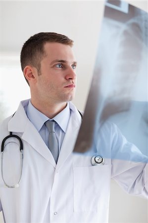 simsearch:400-05710928,k - Doctor taking a close look at x-ray photograph Stockbilder - Microstock & Abonnement, Bildnummer: 400-05710433