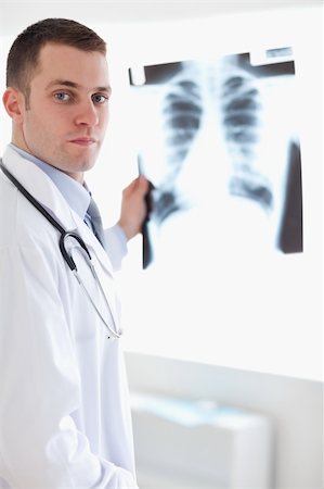 simsearch:400-05710928,k - Doctor showing x-ray image to patient Stockbilder - Microstock & Abonnement, Bildnummer: 400-05710444
