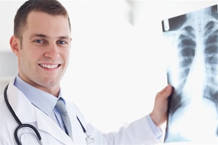 simsearch:400-05710928,k - Smiling doctor showing x-ray image to patient Stockbilder - Microstock & Abonnement, Bildnummer: 400-05710448