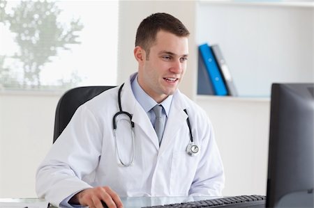 simsearch:400-05710928,k - Young doctor using his computer Stockbilder - Microstock & Abonnement, Bildnummer: 400-05710449