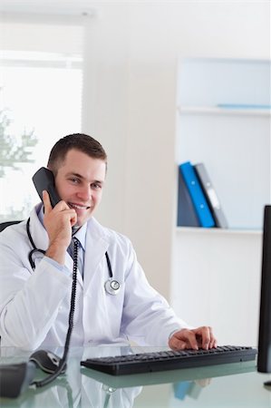 simsearch:400-05710928,k - Smiling doctor talking with patient on the telephone Stockbilder - Microstock & Abonnement, Bildnummer: 400-05710919
