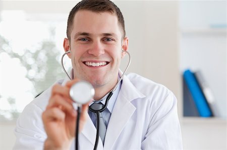 simsearch:400-05710928,k - Smiling young doctor with stethoscope Stockbilder - Microstock & Abonnement, Bildnummer: 400-05710928