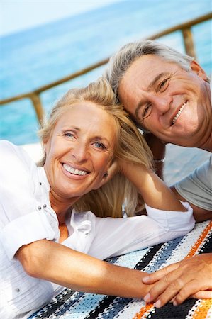 Close-up portrait of a happy romantic couple outdoors. Foto de stock - Royalty-Free Super Valor e Assinatura, Número: 400-05711444