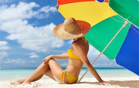 Girl on a tropical beach with hat Foto de stock - Royalty-Free Super Valor e Assinatura, Número: 400-05711609