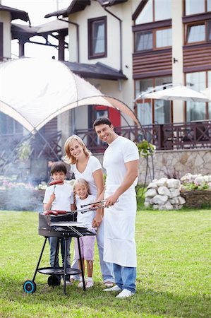 simsearch:400-05668741,k - Family with children does barbecue Photographie de stock - Aubaine LD & Abonnement, Code: 400-05711799