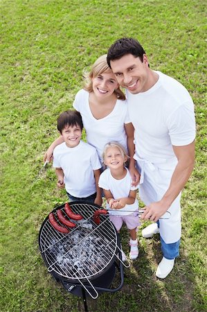 simsearch:400-05668741,k - Happy families on a barbecue Photographie de stock - Aubaine LD & Abonnement, Code: 400-05711808