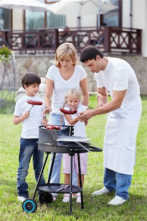 simsearch:400-05668741,k - A happy family with a barbecue Photographie de stock - Aubaine LD & Abonnement, Code: 400-05711800
