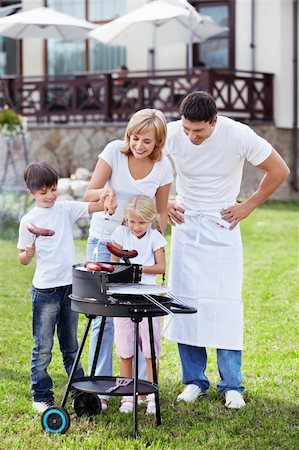 simsearch:400-05668741,k - Happy family with barbecue outdoors Photographie de stock - Aubaine LD & Abonnement, Code: 400-05711801