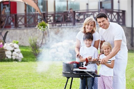 simsearch:400-05668741,k - Happy family with barbecue outdoors Photographie de stock - Aubaine LD & Abonnement, Code: 400-05711803