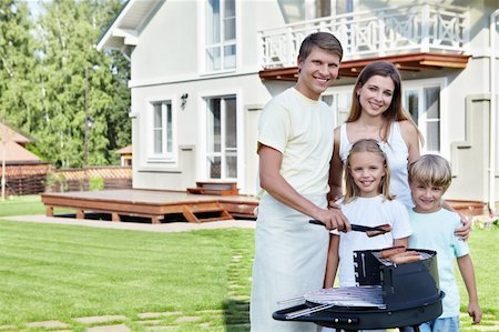 simsearch:400-05668741,k - Families with children against the house with a barbecue Photographie de stock - Aubaine LD & Abonnement, Code: 400-05711837