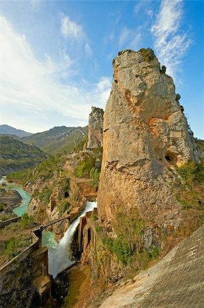 pesca mediante encañizadas - The Concrete Dam on the River Aragon, Spain Foto de stock - Super Valor sin royalties y Suscripción, Código: 400-05711994