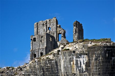 Ruins of Corfe Castle in Dorset UK Photographie de stock - Aubaine LD & Abonnement, Code: 400-05713040