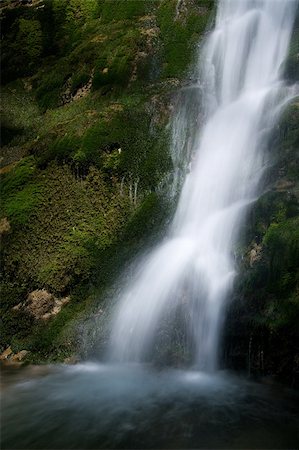 Waterfall in the Narrow pass of The Beyos, Leon, Spain Foto de stock - Super Valor sin royalties y Suscripción, Código: 400-05724022