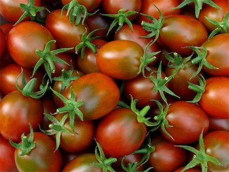 fresh cropped black tomatoes with green calyxes Stock Photo - Budget Royalty-Free & Subscription, Code: 400-05724346