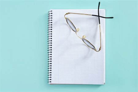 simsearch:400-05381013,k - doctor or teacher glasses on blank spiral notebook copyspace over green Photographie de stock - Aubaine LD & Abonnement, Code: 400-05724636