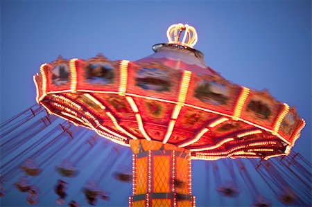 View looking up at kids riding the swing at the Carnival Midway at dusk. Photographie de stock - Aubaine LD & Abonnement, Code: 400-05725870