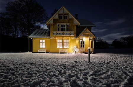 rooftop silhouette - House decorated with Christmas decorations in the window Photographie de stock - Aubaine LD & Abonnement, Code: 400-05728177