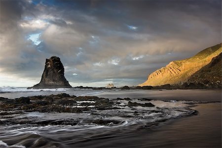 Beam of the Sun that slips past between the clouds on the coast of benijo, north zone of the island of tenerife in Canary, españa Photographie de stock - Aubaine LD & Abonnement, Code: 400-05728362