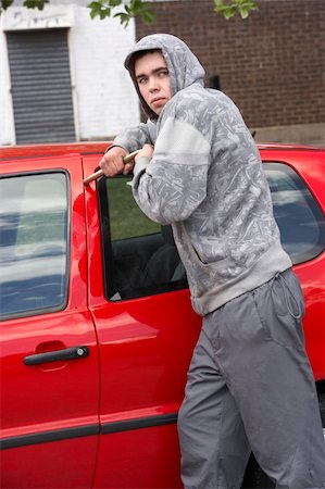 pied-de-biche - Young Man Breaking Into Car Photographie de stock - Aubaine LD & Abonnement, Code: 400-05729546