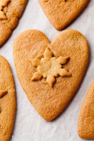 simsearch:400-05701344,k - Close-up of heart shape gingerbread cookies for Christmas Fotografie stock - Microstock e Abbonamento, Codice: 400-05721524