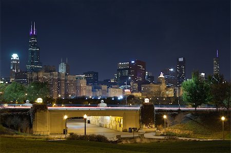 Image of Chicago skyline and Grant Park at night. Photographie de stock - Aubaine LD & Abonnement, Code: 400-05722011