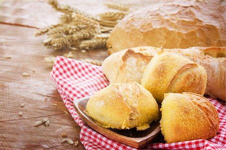 simsearch:400-05894983,k - Freshly baked bread variety on wooden background Foto de stock - Super Valor sin royalties y Suscripción, Código: 400-05722217